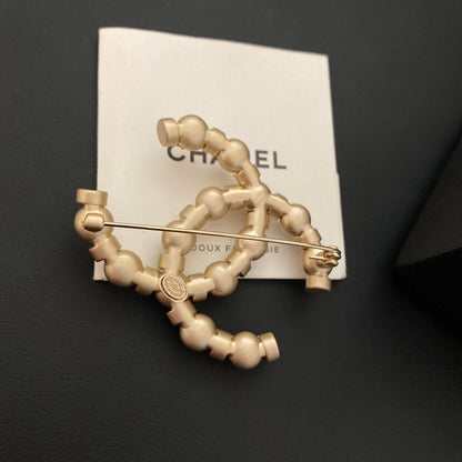 Classic Pearl Fashion Brooch