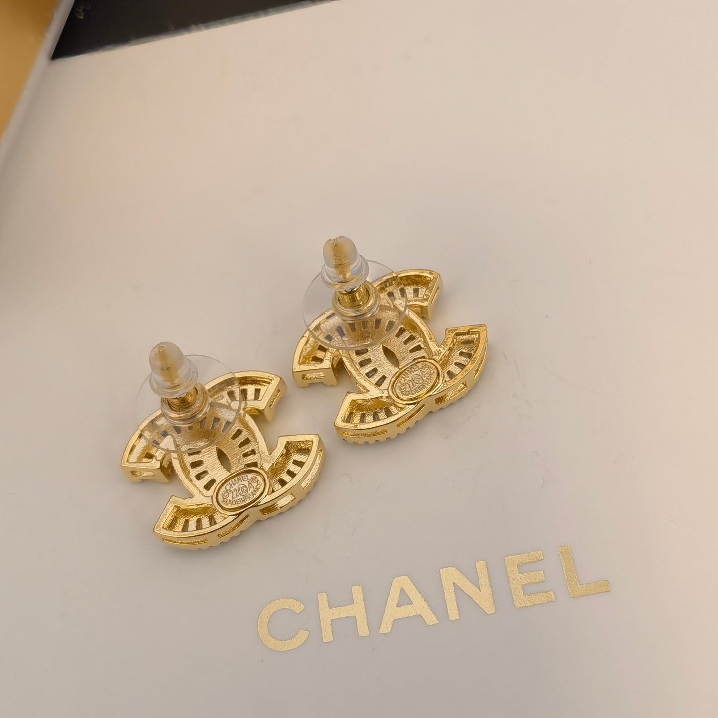 Elegant and classic women's logo earrings