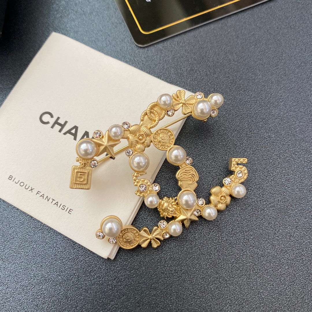 Classic Diamond Pearl Gold Brooch