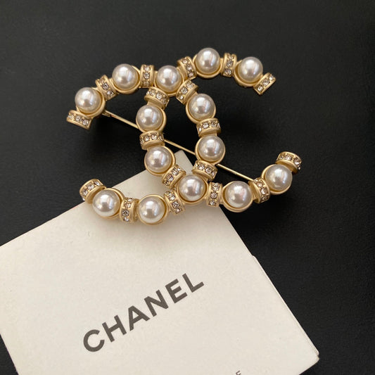 Classic Pearl Fashion Brooch