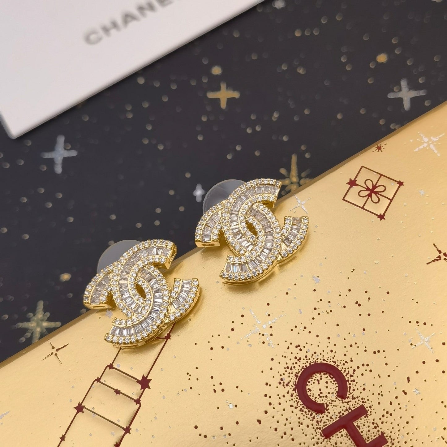 Elegant and classic women's logo earrings