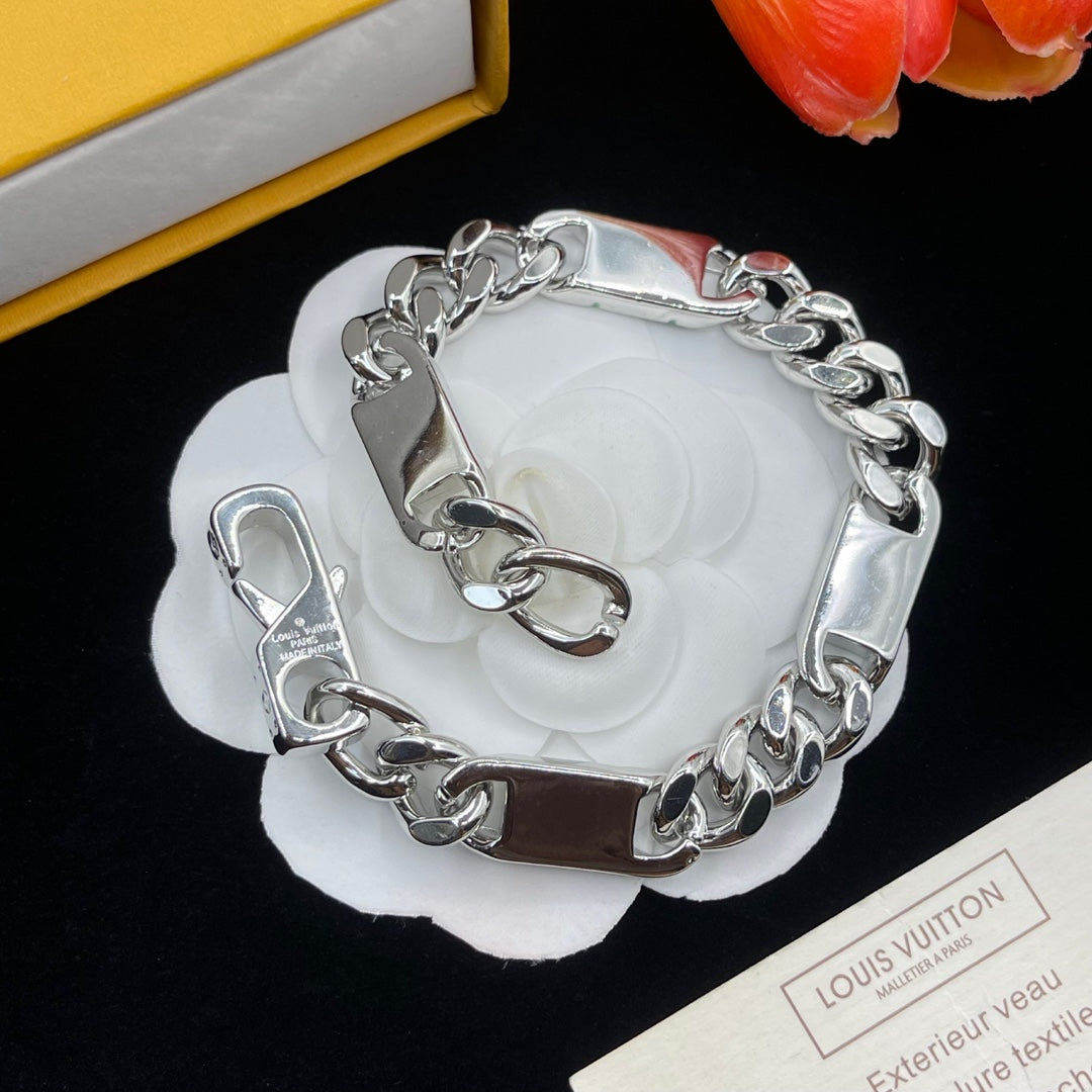 Retro embossed universal bracelet