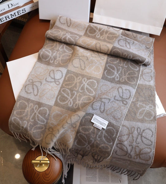 Luxurious 100% cashmere scarf（bargain price）